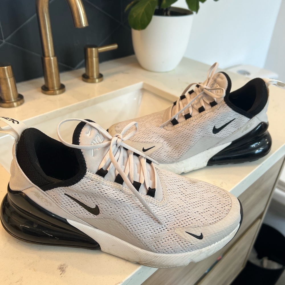 Nike shoes gently used. Can be cleaned.